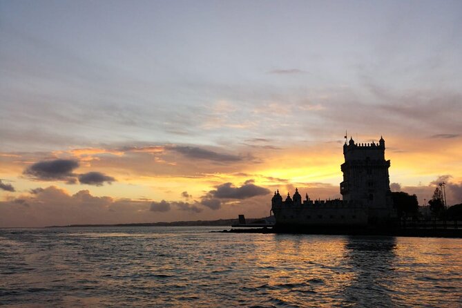 Golden Hour Boat Tour - Sailing by the Monuments with Wine - Morning vs Afternoon: Picking the Session That Fits Your Day