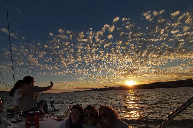 Golden Hour Boat Tour - Sailing by the Monuments with Wine - Practical Tips So Your Cruise Goes Smoothly