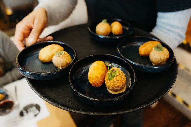 Heart of Lisbon Food Tour: Baixa, Chiado & Bairro Alto - Júlio grilling sardines, and why the show matters