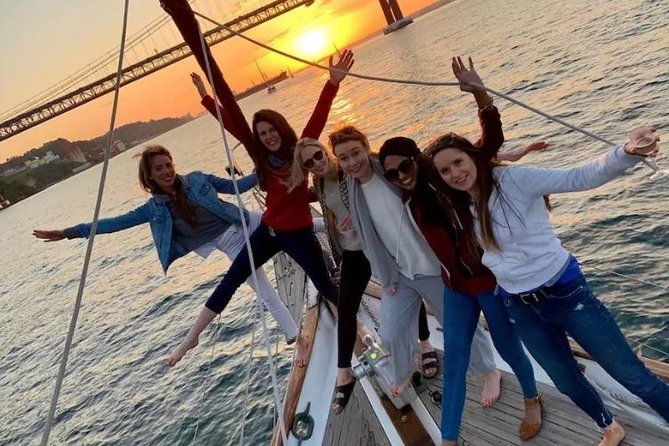 Hen Party in Lisbon on a vintage Sailboat - Drinks, snacks, and the vegetarian option