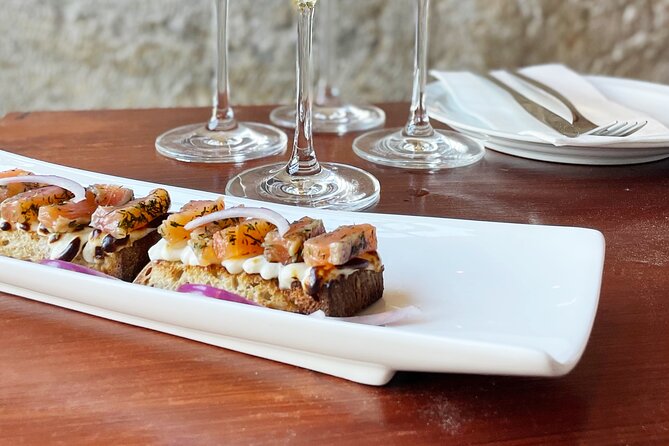 High-End Exclusive Food and Wine Tour Lisbon with a Winemaker - Jardim do Príncipe Real and Chafariz da Mãe dÁgua, a calm start before the pours