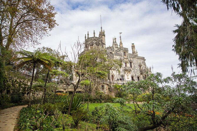 Hike in Sintra: Pena Palace, Moorish Castle, Quinta da Regaleira - Vila Sassetti trail: a nature pause that also keeps the day moving