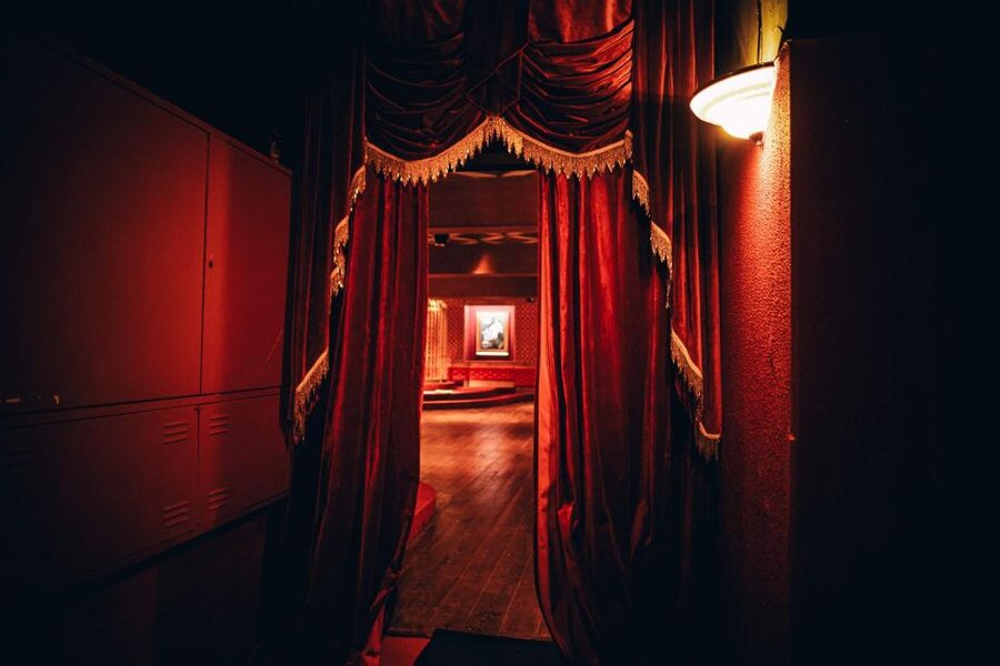 Lisboa - A Morte do Corvo, new immersive theatre, not spoken - Rules that help the show work, and how to follow them easily