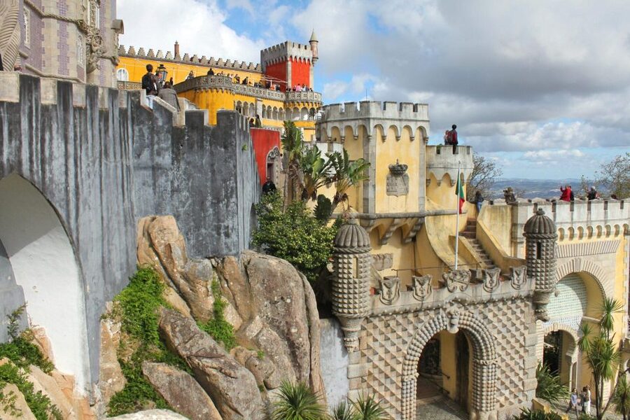 Lisboa: Sintra, Pena Palace, Cascais and Cabo da Roca - Sintra center walk: UNESCO village vibes plus a tile-museum detour