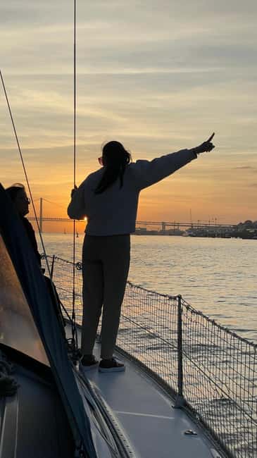 Lisboa:Sunset Sailing Tour at Tagus River with welcome drink - Getting to Alcântara Dock and what the ride feels like right away