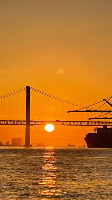 Lisboa:Sunset Sailing Tour at Tagus River with welcome drink - Christ the King and Almada: the view shifts to the south bank