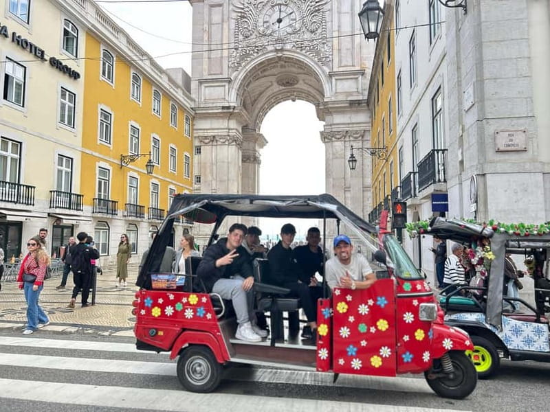 Lisboa: Tuk Tuk ride in Alfama & pick-up you at the hotel. - Santa Lusia Viewpoint and the best places to frame the city