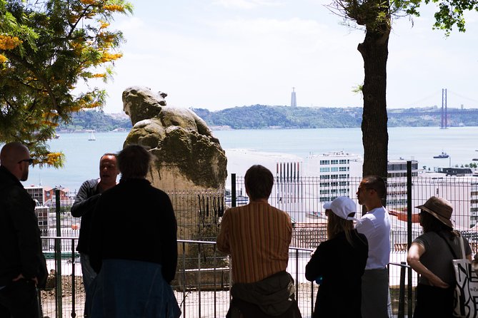 #LisboaLove Walk - Stop 2: Miradouro de Santa Catarina for a river-and-bridge pause