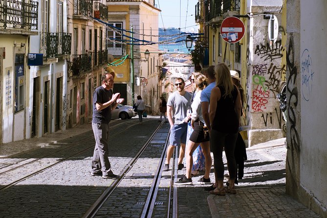 #LisboaLove Walk - Stop 3: Rua da Bica for 15 minutes of storytelling and charm