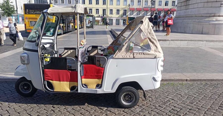 Lisbon: 1,5 Hours Historical Tuk Tour for Two Persons. - Lisbon by Tuk Tuk, for just two people