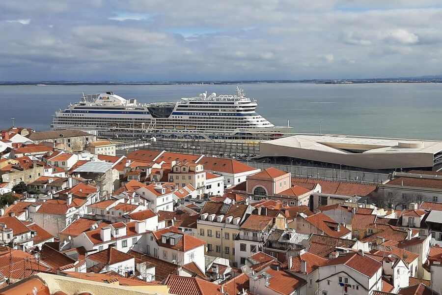 Lisbon: 1,5 Hours Historical Tuk Tour for Two Persons. - Guide-led stories in multiple languages, tuned to your interests