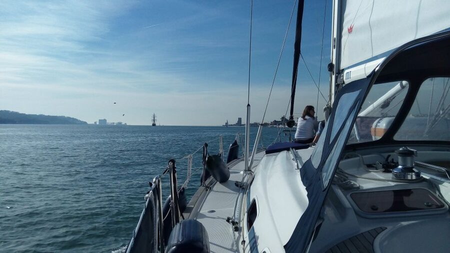 Lisbon: 2-Hour Sailing Yacht Cruise & Guided Tour w/2 drinks - Getting on board at Doca de Belém, and how the experience starts