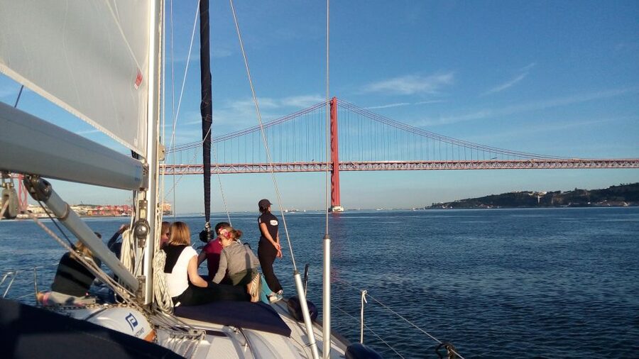 Lisbon: 2-Hour Sailing Yacht Cruise & Guided Tour w/2 drinks - From the Padrão dos Descobrimentos to the first big moments on the water