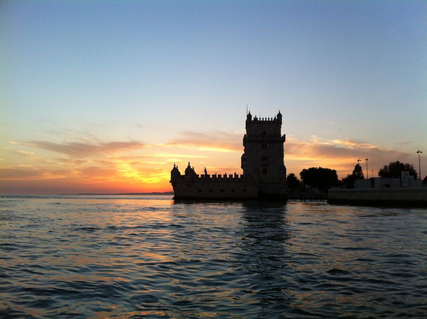 Lisbon: 2-Hour Sunset Sailing Tour on Luxury Sailing Yacht - The Return Journey: When the Sky Turns and the Wine Starts
