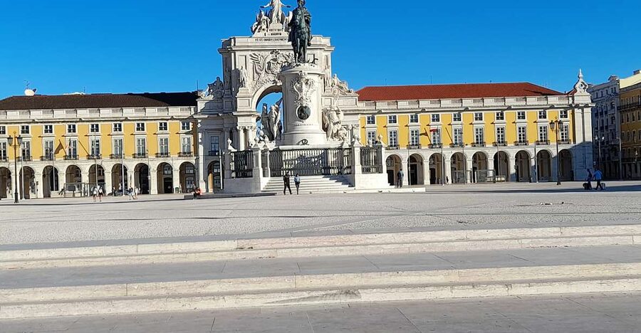 Lisbon: 2 hours Private City Highlights Tuk-Tuk Tour for two - Nossa Senhora de Monte and Portas do Sol: the photo agenda gets serious