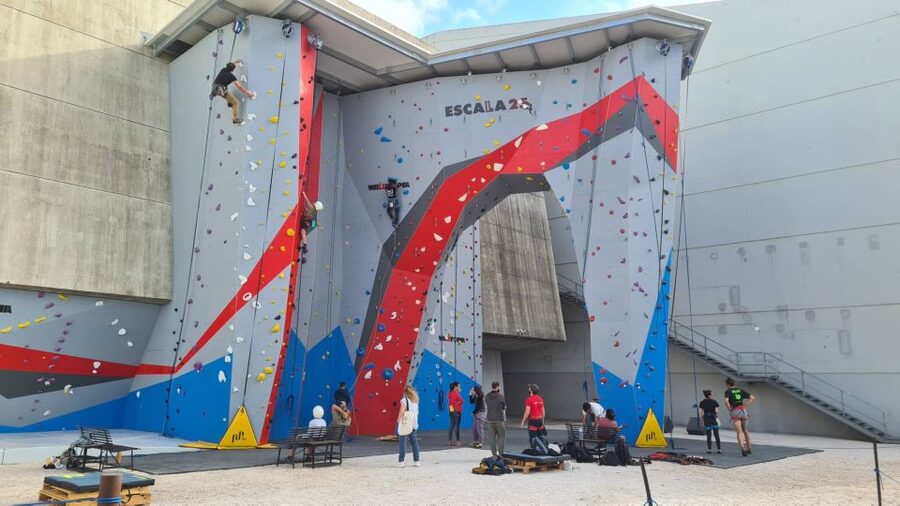 Lisbon: 25 de Abril Bridge Guided Climbing Experience - Your 1-hour coaching session: bouldering plus auto-belays