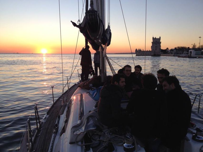 Lisbon 2H Private Tour by SAILBOAT / SAIL or POWER CATAMARAN - Sailboat vs power catamaran: how the ride style changes