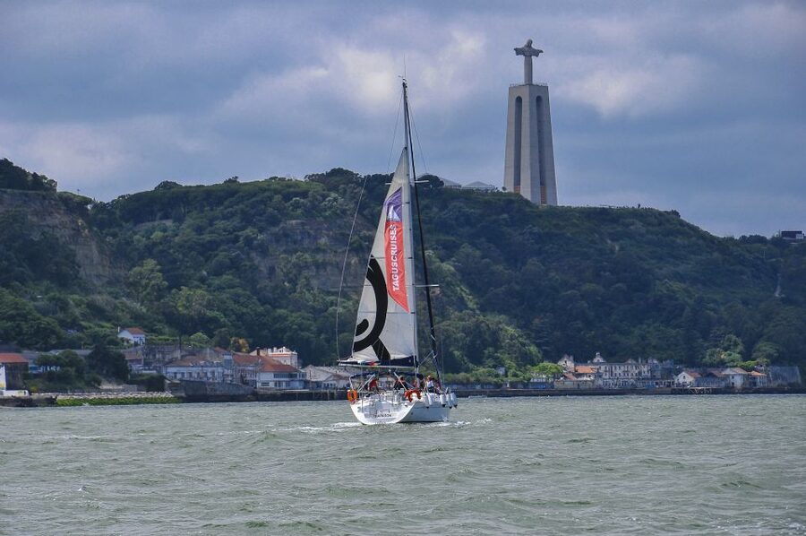 Lisbon 2H Private Tour by SAILBOAT / SAIL or POWER CATAMARAN - Bring your own picnic moment, and why that small freedom is worth it