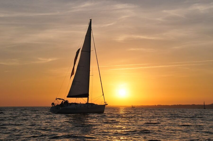 Lisbon 2H Private Tour by SAILBOAT / SAIL or POWER CATAMARAN - What is included, and what you should plan to pay for yourself
