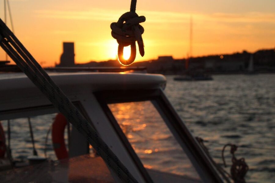 Lisbon: 2H Sunset Boat Cruise Tour with Drinks - Key Highlights Worth Showing Up For