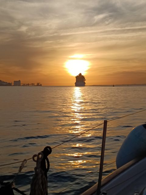 Lisbon: 2H Sunset Boat Cruise Tour with Drinks - Booking Smart: The Small Things That Improve Your Night