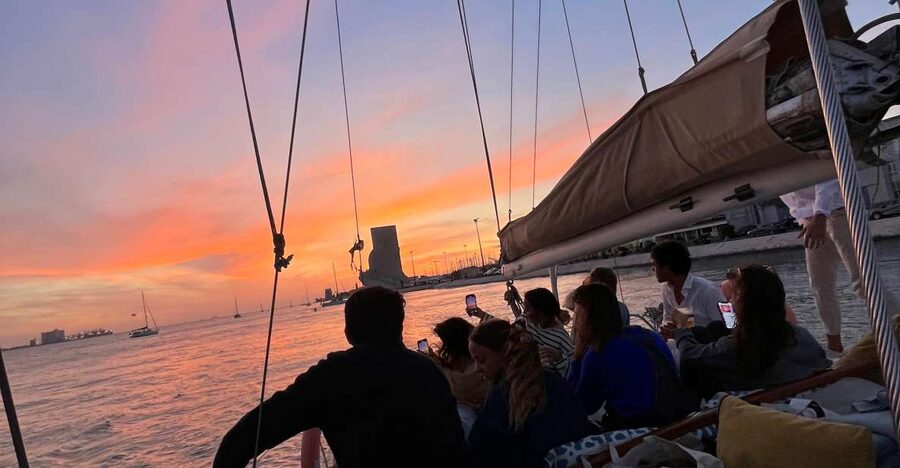 Lisbon: 2H Sunset Boat Cruise Tour with Drinks - Where You Meet: Doca de Alcântara and Gate 1