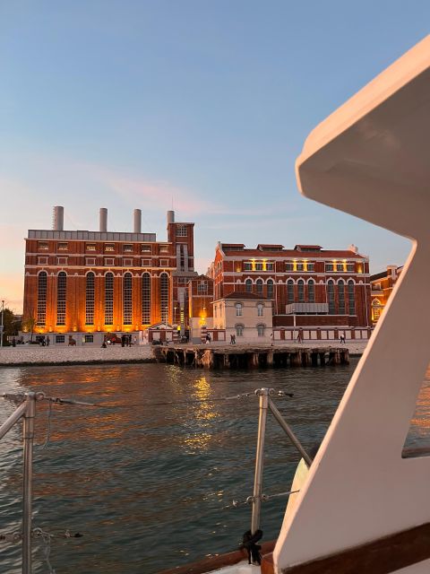 Lisbon: 2H Sunset Boat Cruise Tour with Drinks - The Crew Makes It: Friendly Hosts, Music, and Laughs