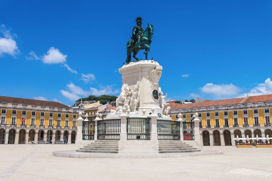 Lisbon: 3-in-1 Hop-On Hop-Off Bus and Tram Tours - Modern Lisbon bus: tiles, aquarium time, and the city’s newer pulse