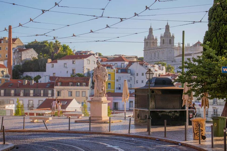 Lisbon: 3h tour in German to all viewpoints with local guide - Your German local guide: the difference between a route and a real tour