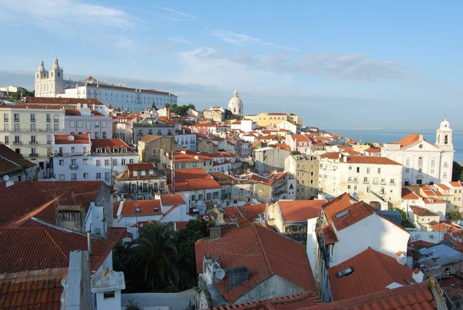 Lisbon: Alfama and São Jorge Castle Quarters Walking Tour - Fado origins at Largo do Chafariz de Dentro, plus customs you can feel