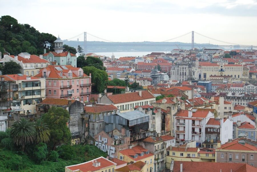 Lisbon: Alfama and São Jorge Castle Quarters Walking Tour - Alfama alleys and São Jorge walls, a walk that teaches the map