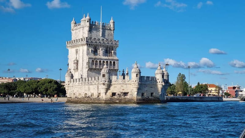 Lisbon: Alma Nobre – The Finest Tagus Cruise Experience - Open bar and snack mix: what’s included and what to expect