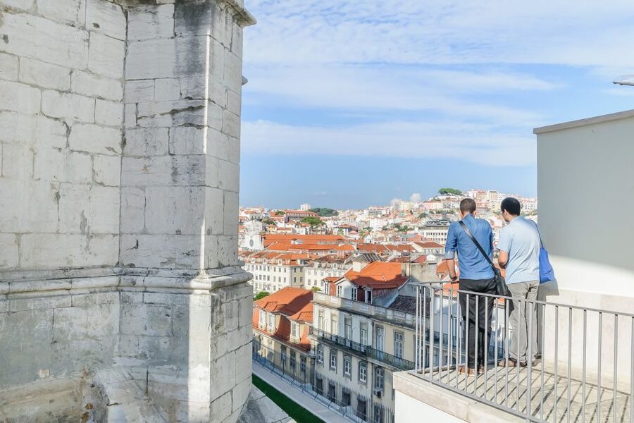Lisbon: Best of City Private Walking Tour - Wine tasting and a tapa stop, then toward Praça do Comércio