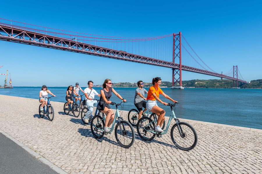 Lisbon Bike Tour: Langs de rivier van Belém naar Lissabon - The local flavor stops: ginjinha and pastel de nata