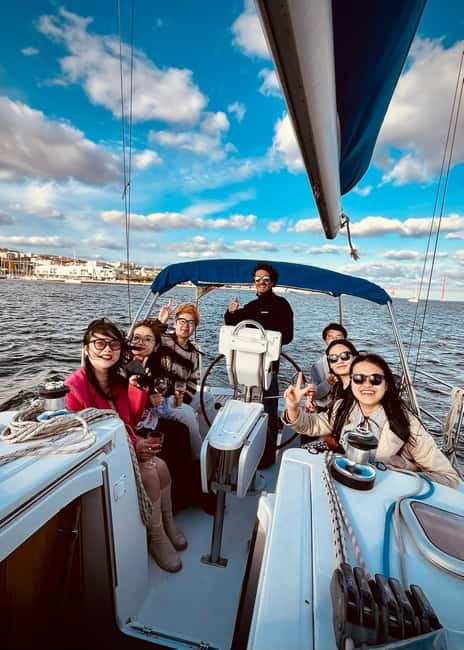 Lisbon: Boat Tour 2:30H w/ Welcome Drink and Snacks - FAQ