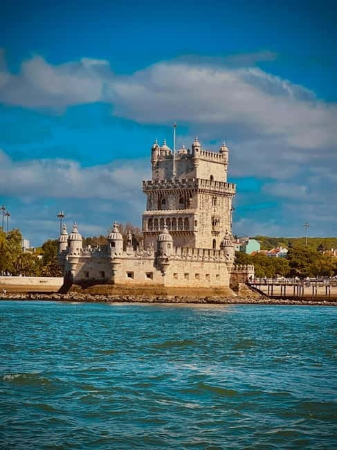 Lisbon: Boat Tour 2:30H w/ Welcome Drink and Snacks - Av. Brasília 5, Then Out Under the 25 de Abril Bridge