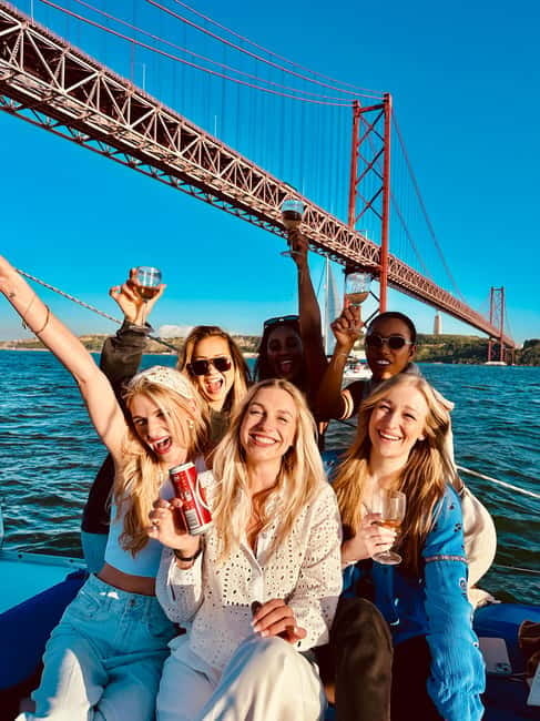 Lisbon: Boat Tour 2:30H w/ Welcome Drink and Snacks - From Belém Tower to Alfama: What You See Along the Way