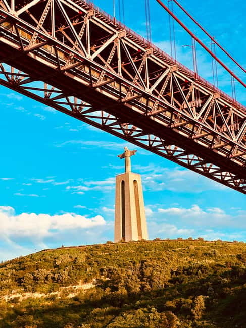 Lisbon: Boat Tour 2:30H w/ Welcome Drink and Snacks - Captain Moments, Calm Water, and Safety That Is Taken Care Of