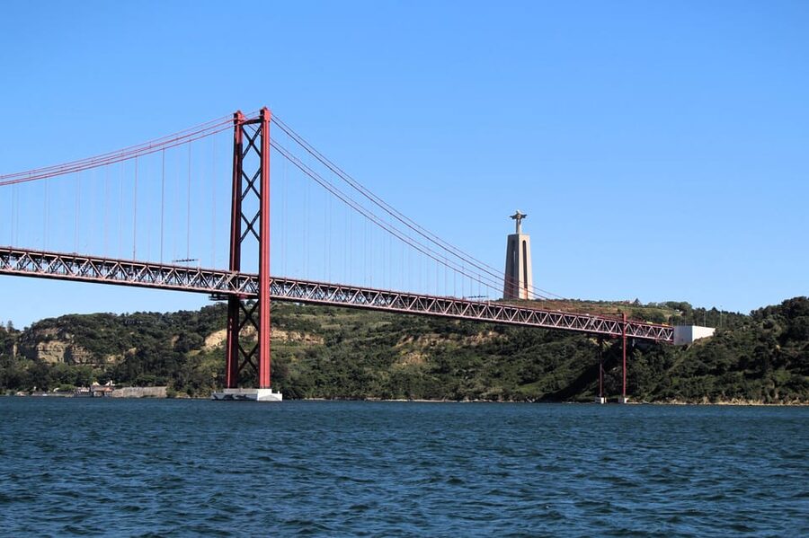 Lisbon: Boat Tour 2:30H w/ Welcome Drink and Snacks - Who This Tour Suits Best