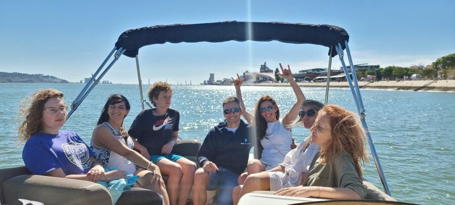 Lisbon: Boat Tour with Champagne - Commerce Square and São Jorge Castle: old Lisbon, photographed from the best angle