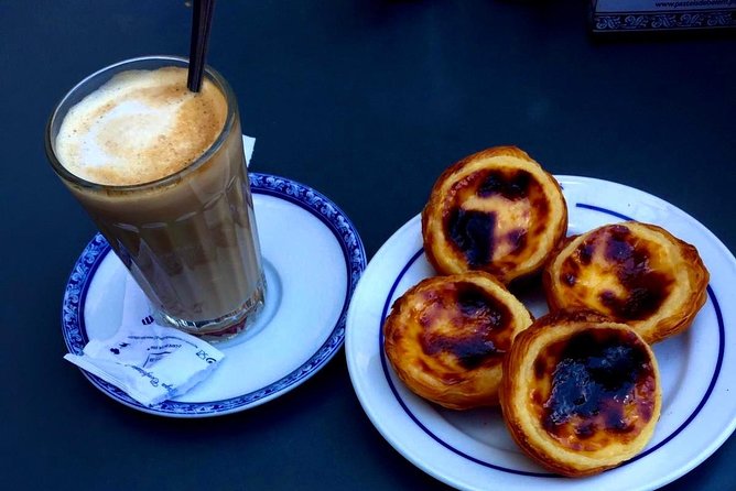 "Lisbon by Night" up to 6 people, private tour - Meeting Cláudio Henrique, and why pickup is more valuable than it sounds