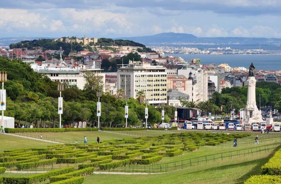 Lisbon City Tour: All Must-See Attractions with Expert Guide - Sé de Lisboa and Praça do Comércio for a satisfying finish
