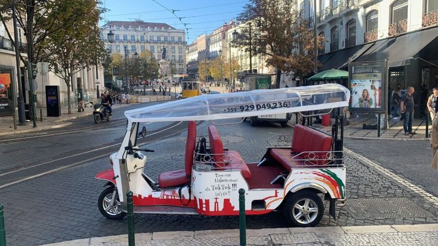 Lisbon: City Tour by Tuk Tuk - Pastéis de Belém factory stop: what you get and how to plan for it