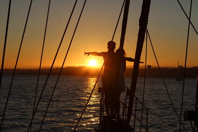 Lisbon: Daylight or Sunset on a Vintage Sailboat - São Jorge Castle from the river: a viewpoint you do not have to climb