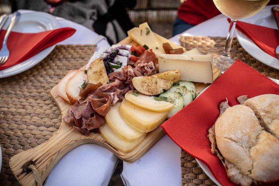 Lisbon: E-Bike Food Tour of Alfama and Old Town - Alfama and Graça, plus Mouraria, the multi-ethnic neighborhood
