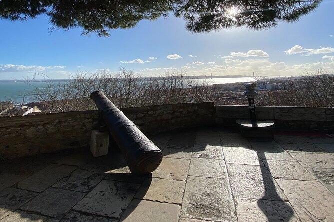 Lisbon: E-ticket to St. George Castle & Audio Tour on Your Phone - Small group, self-guided flow: what it feels like on the ground