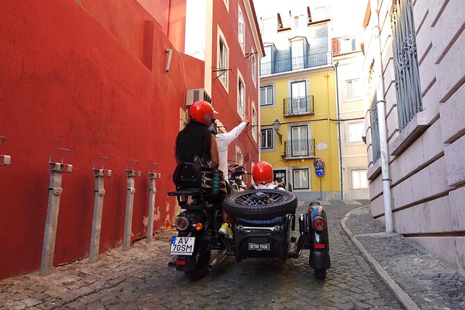 Lisbon El Cristo-Rei - Private Vintage Sidecar Tour - Rua da Bica: the yellow tram moment (and a quick, fun pause)