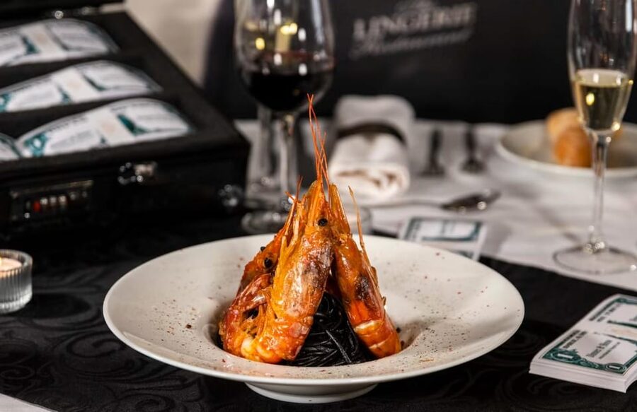 Lisbon: Erotic Cabaret Show and Dinner - A date-night dinner show at The Lingerie Restaurant