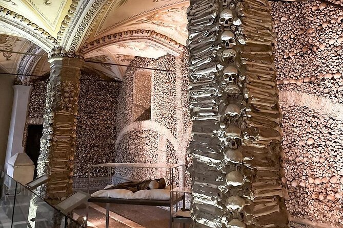 Lisbon : Évora (c/ Cathedral & Capela Ossos), Cartuxa & Cortiçarte - Capela dos Ossos: why the Bone Chapel is the moment you remember
