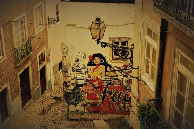 Lisbon Fado Experience: Walking Tour, Dinner and Live Music Show - Stop 1 at Miradouro de Santa Luzia: orientation with a view